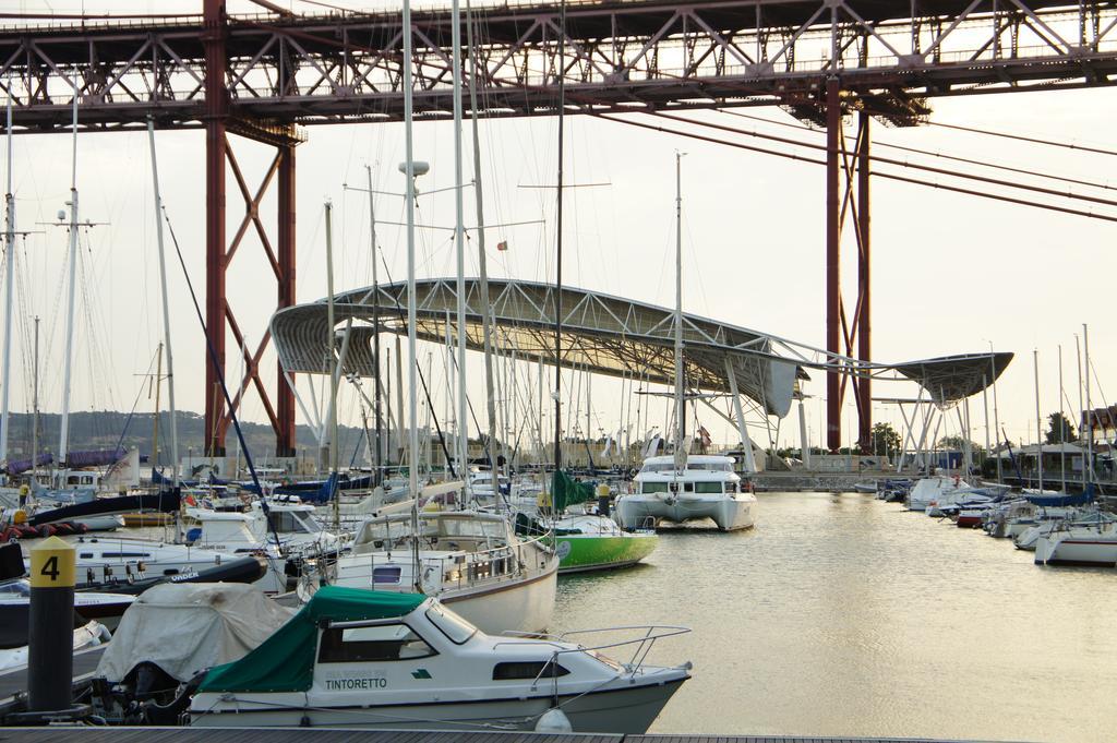 Modern Apartment Near The Bridge Lisboa Eksteriør billede